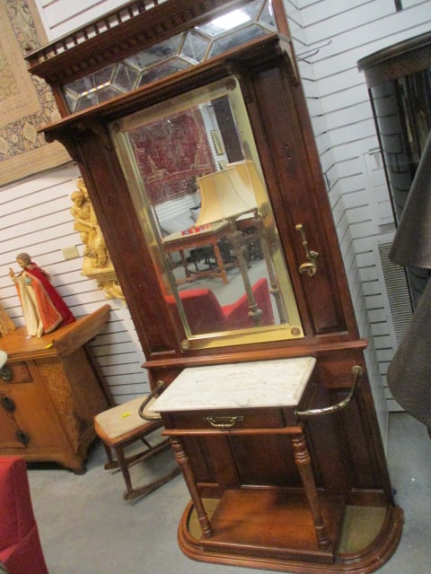 Pulaski Furniture Co. Victorian Style Hall Tree with Beveled Mirror (1 of 6)
