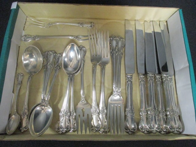25 Piece of Towle "Old Master" Sterling Flatware (1 of 10)