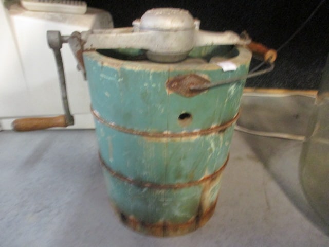 Vintage White Mountain Freezer Banded Wooden Hand Crank Ice Cream Maker (1 of 5)