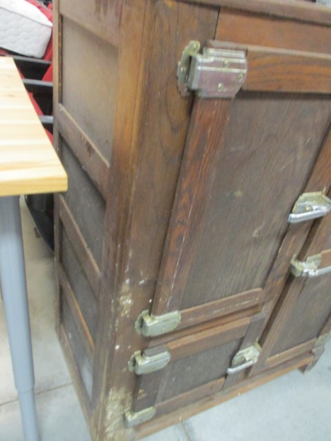 Tennessee Furniture Corp. "Cavalier" Oak Ice Box - 7