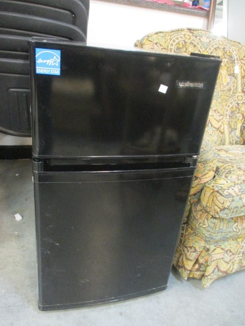Black Upstreman Compact Refrigerator: Model 5G4886 BD311, 18 3/4" x 19 1/2" x 33 1/2"(including hinges), powers on, needs cleaning, Local Pickup Only