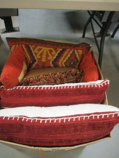Grouping of Nice Throw Pillows (1 of 8)