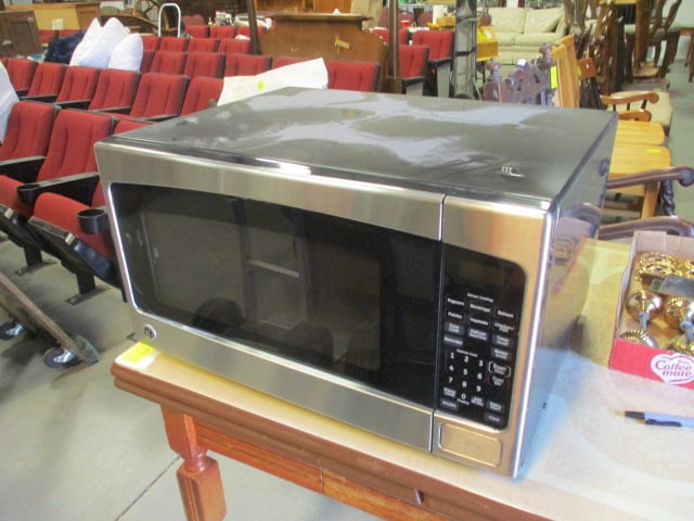 2016 GE Stainless Microwave: Model JES2051SN3XX Serial # ZG 208636 l24" x 18 1/4" x 13 1/2", powers on, Local Pickup Only