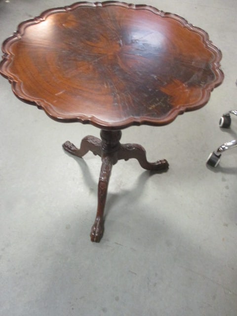 Antique Pie Crust Table with Claw Feet: 22" Round x 24" Tall