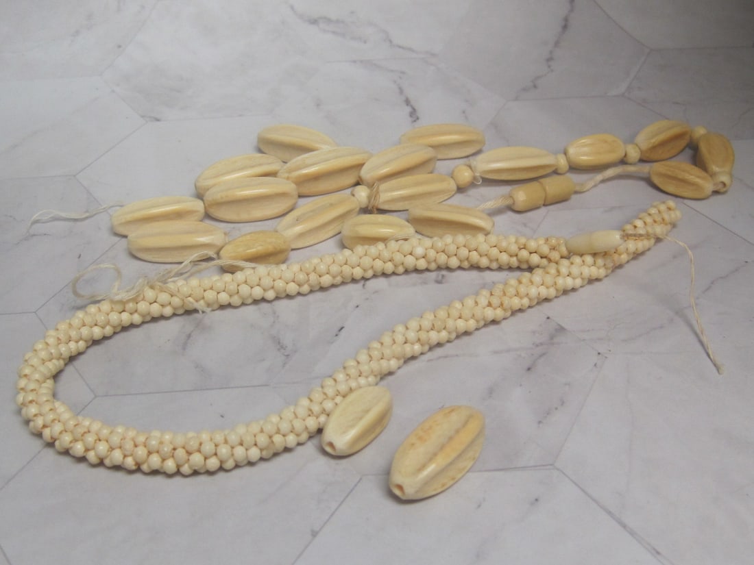Carved Necklace: Needs restringing