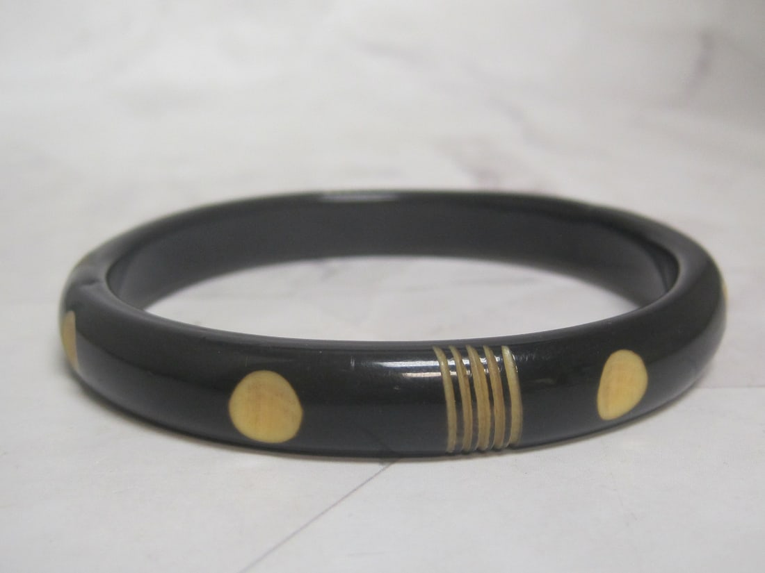 Art Deco Bakelite Bangle Bracelet: .