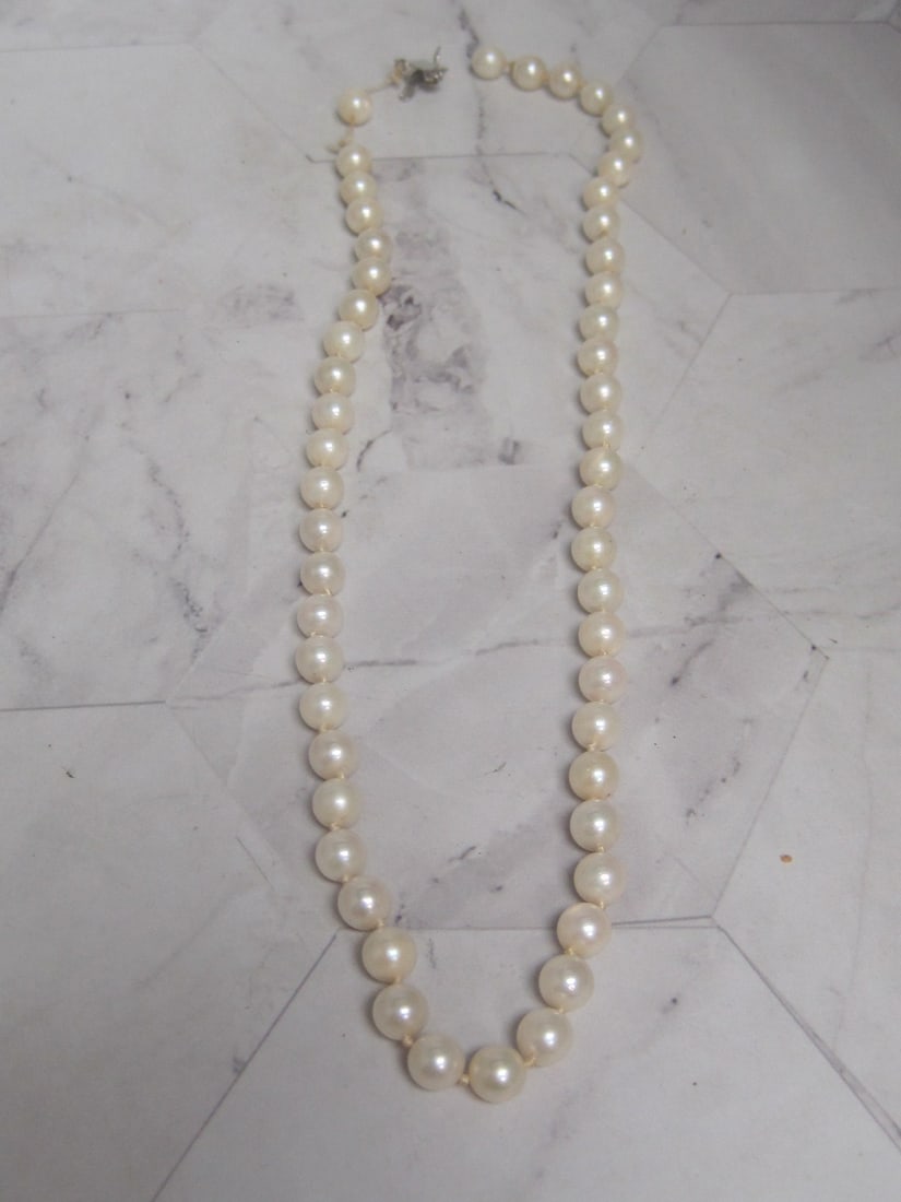 16" Pearl Necklace with 14k Gold Clasp: Needs repair