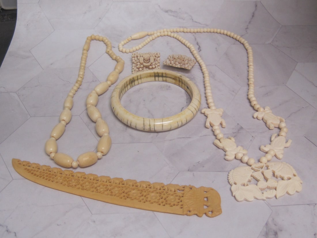 Lot of Carved Jewelry, etc.: .