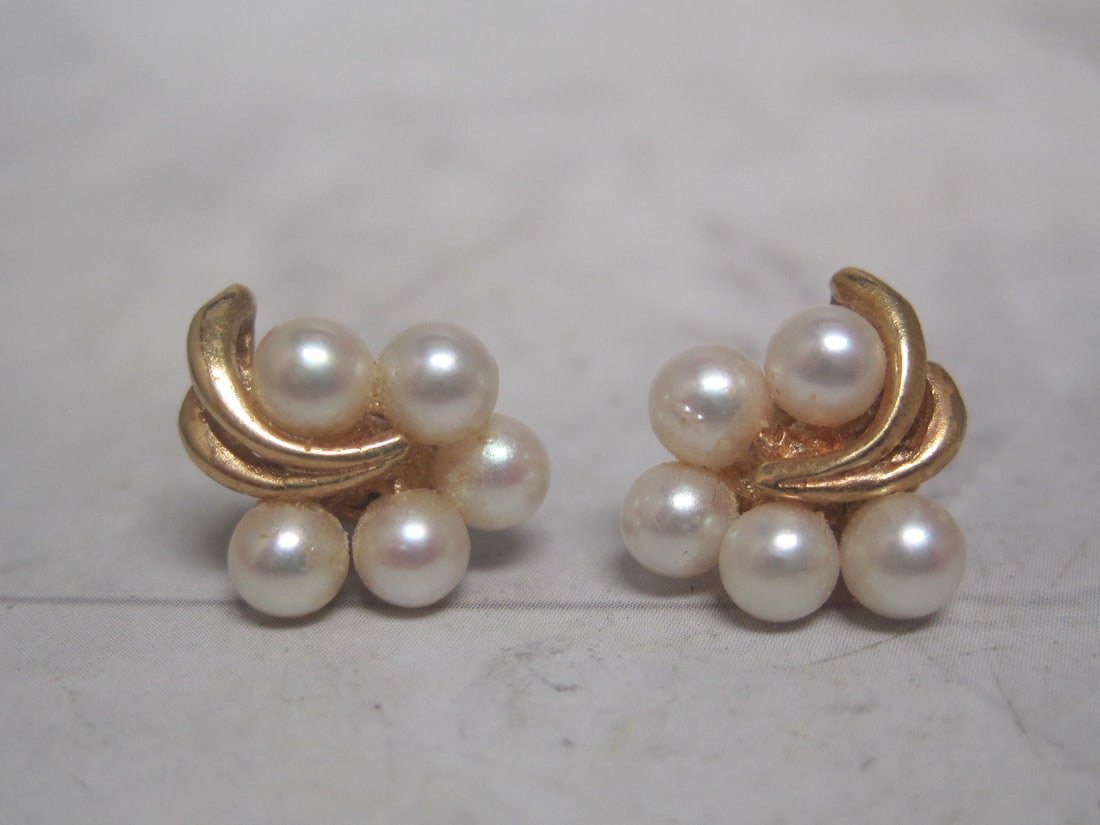 14k Gold Pearl Earrings: Weighs 2.5 grams