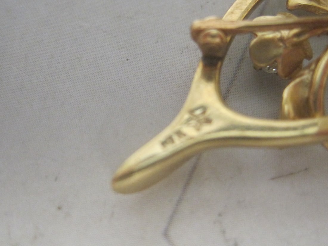 14k Gold Brooch with 2 Green Enamel Flowers with Diamonds - 4