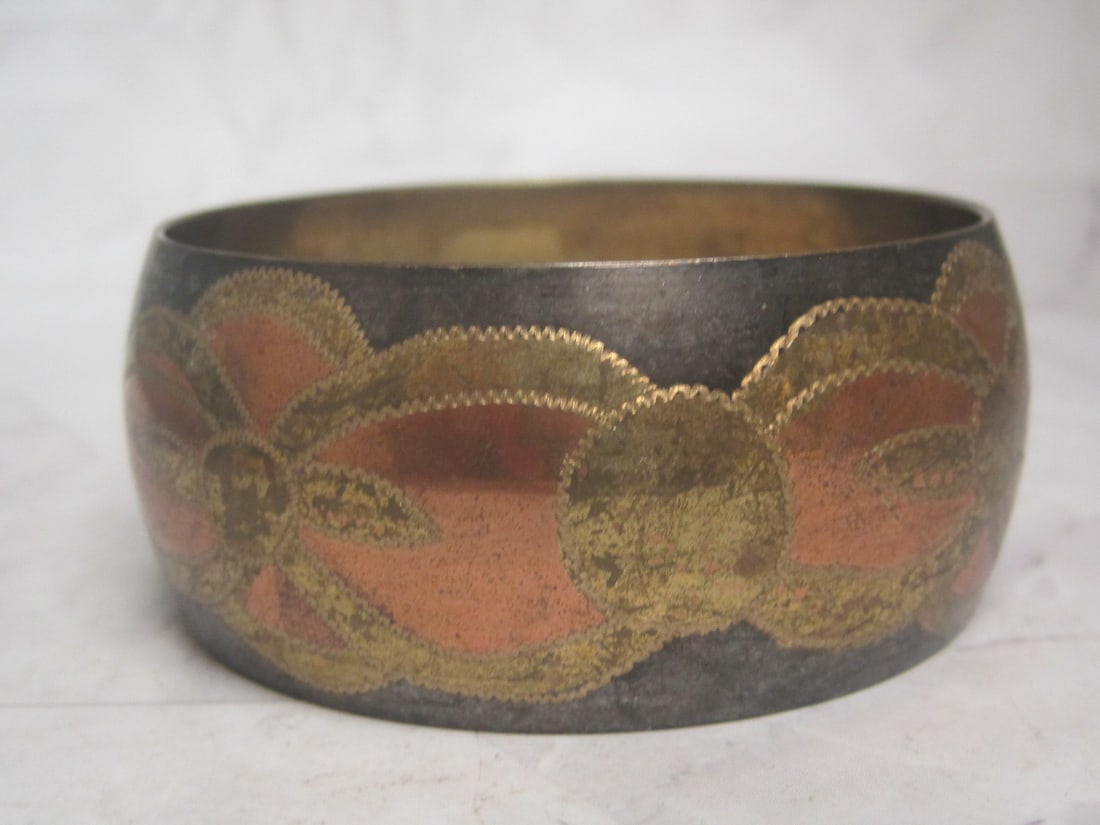 Multi-Metal Tri-Colored Bangle Bracelet: .