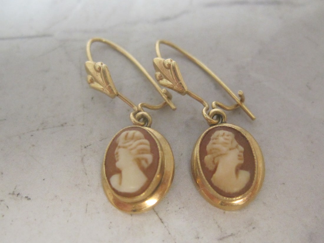 14k Gold Cameo Earrings: Weighs 1.6 grams