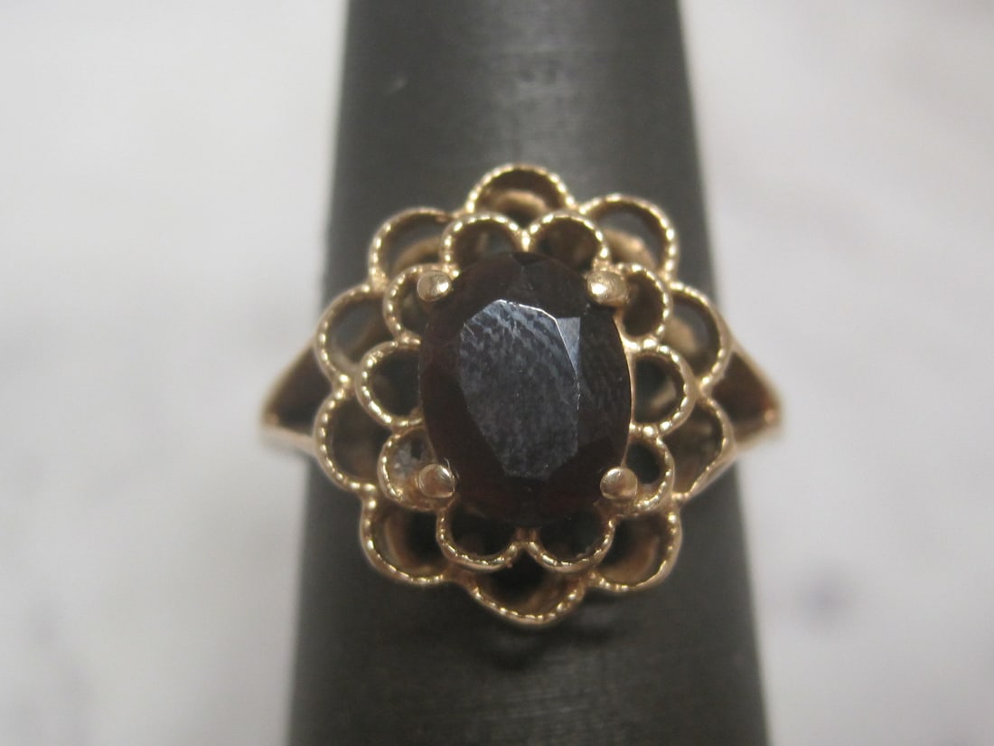 14k Gold Garnet Ring: Weighs 2.7 grams, Size 6