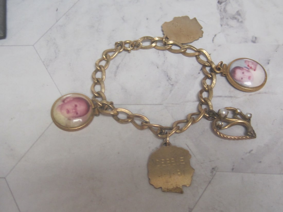 7" Vintage Gold-Filled Charm Bracelet with Charms: Weighs 22.4 grams