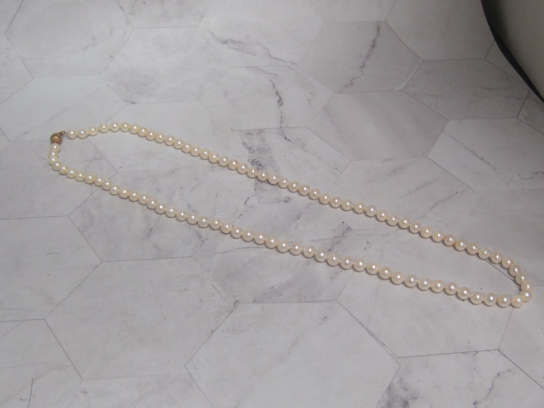 24" Pearl Necklace with 14k Gold Clasp: .