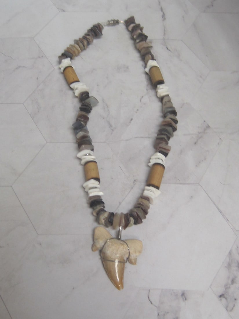18" Gemstone Chip Necklace with Shark Tooth Pendant: .