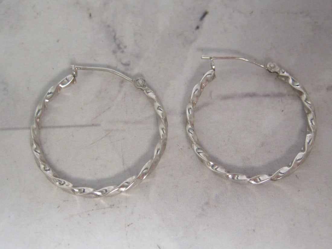 10k White Gold Hoop Earrings: Weighs 0.8 gram