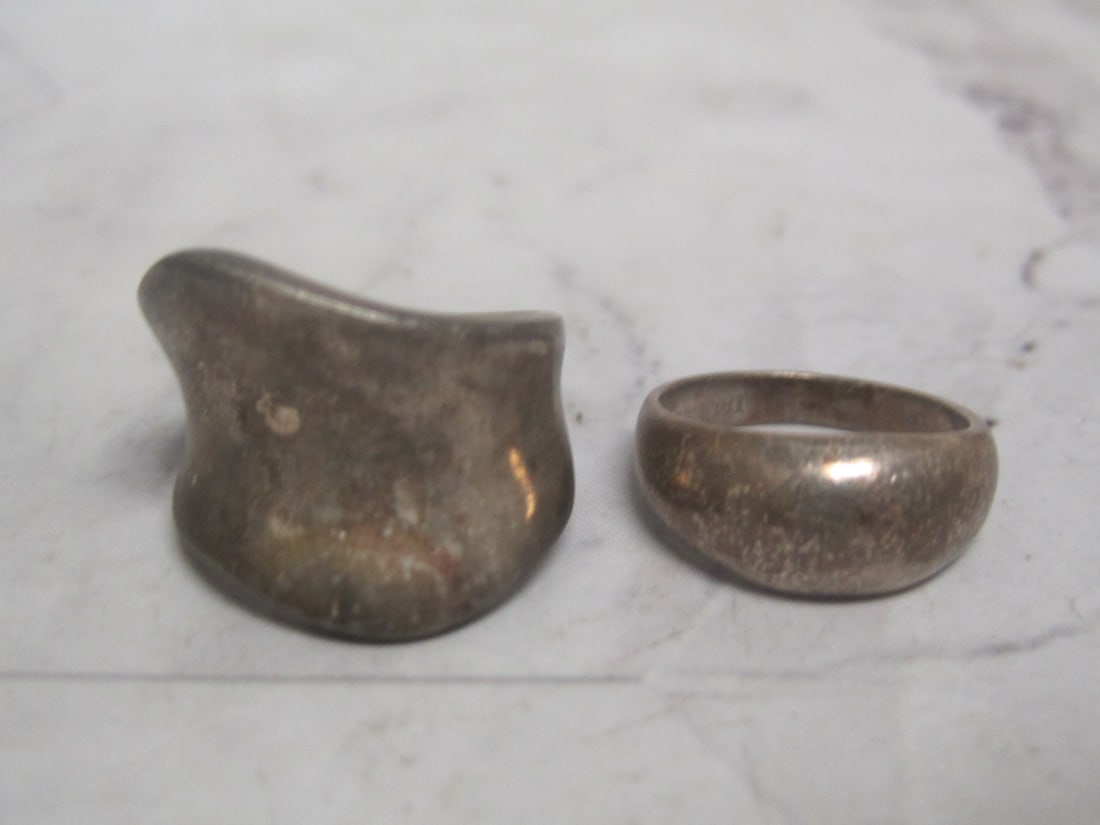 Lot of 2 Sterling Silver Rings: Weighs 7.5 grams