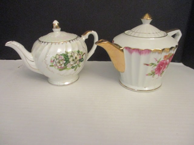 2 Vintage Tea Pots (1 of 4)
