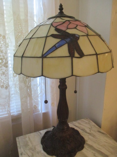 Tiffany Style Stained Glass, Dragonfly Lamp: Base has lily pad design