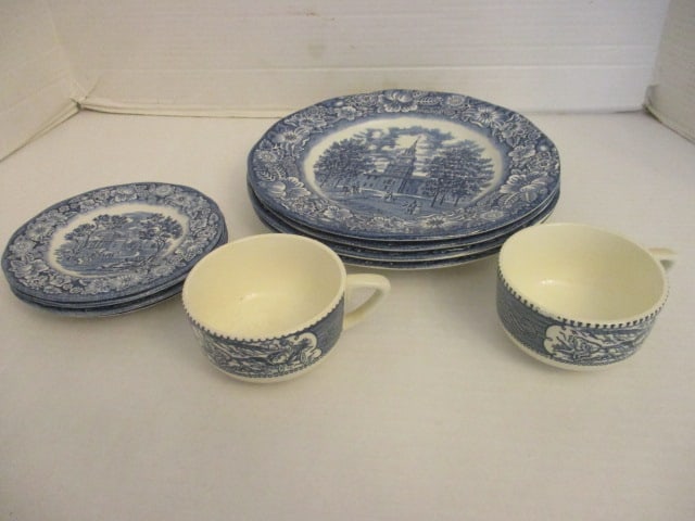 Liberty Blue: 4 plates, 2 cups, 4 small plates (1 chip)