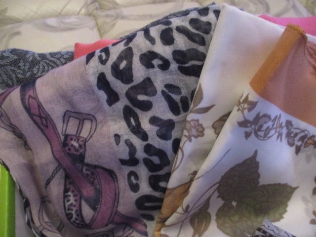 Box lot Scarves - 2