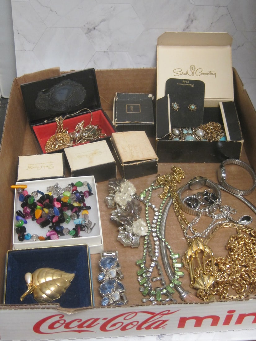 Lot of Estate Jewelry: .