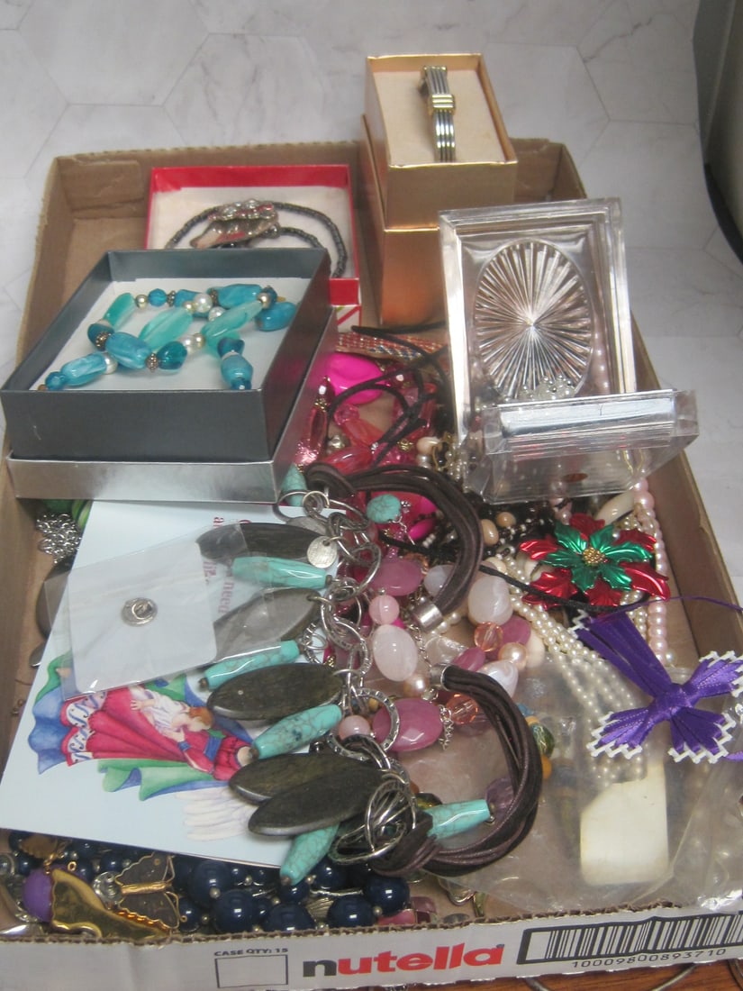 Lot of Estate Jewelry: .