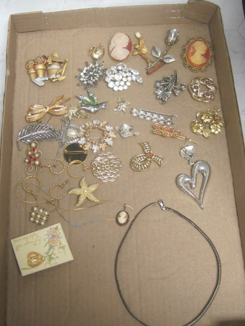 Lot of Estate Jewelry: .