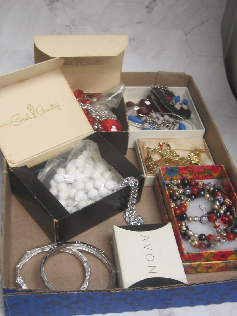 Lot of Estate Jewelry: .