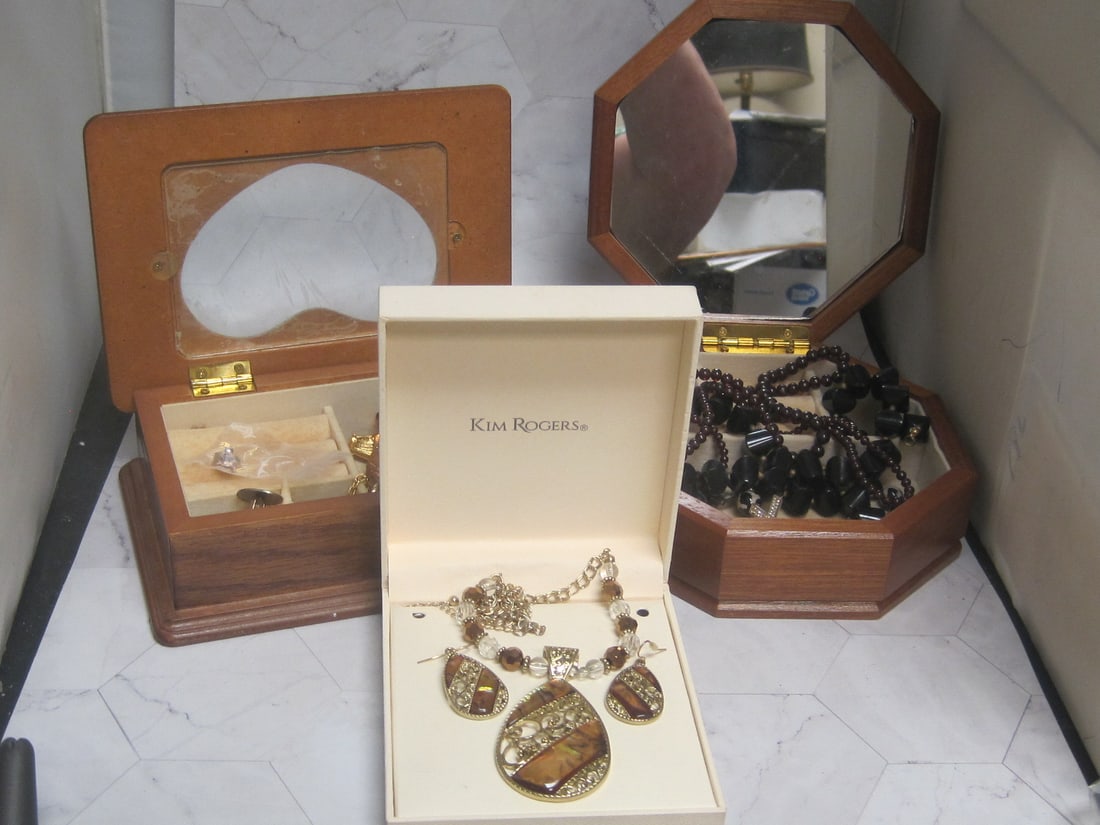 Lot of Estate Jewelry: .