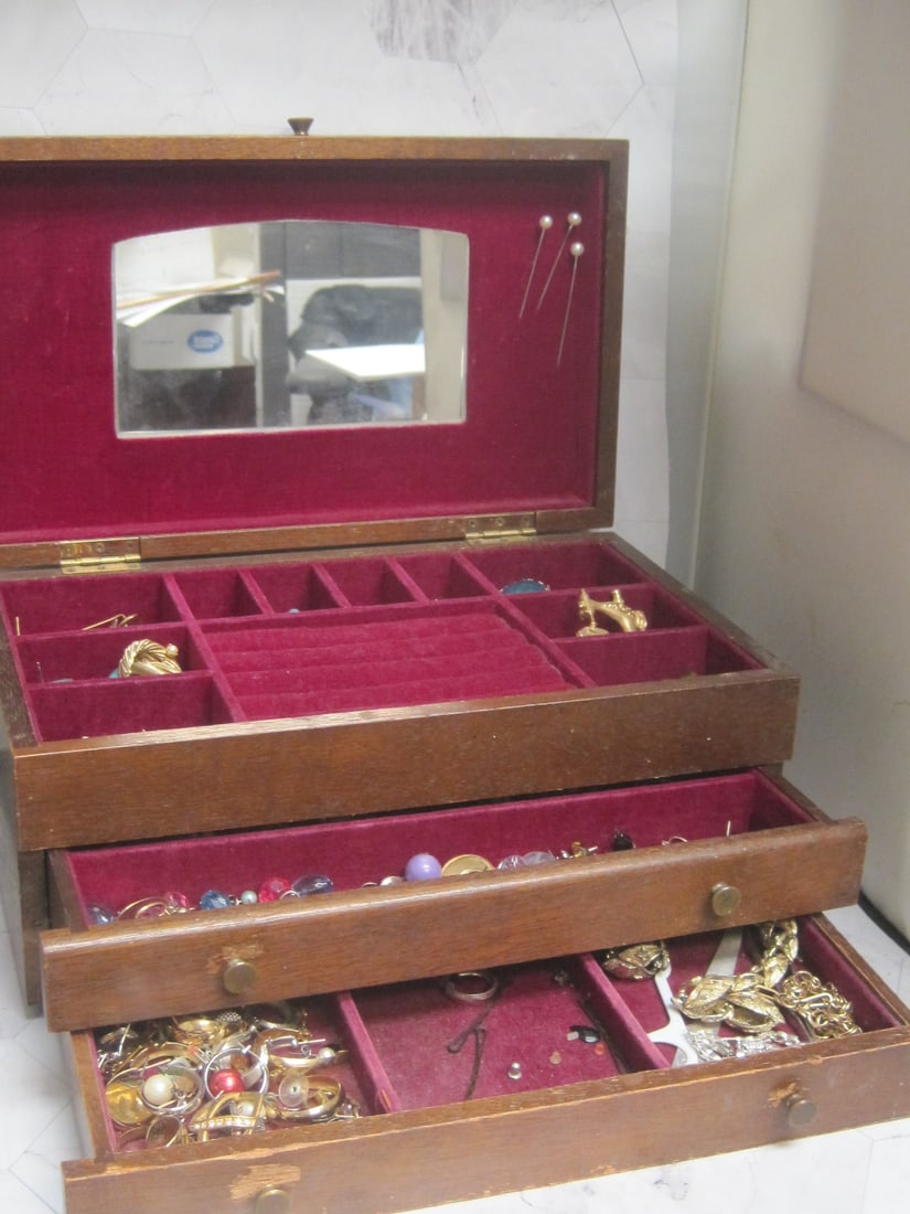 Lot of Estate Jewelry: .
