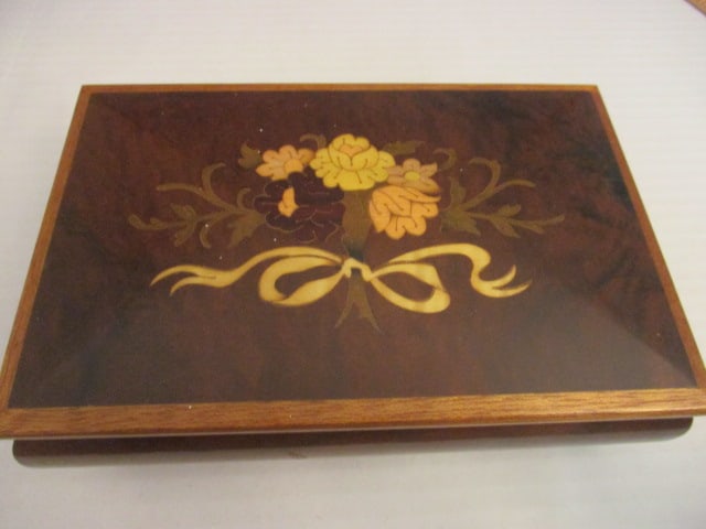 Wooden Music Jewelry Box: Music does not play