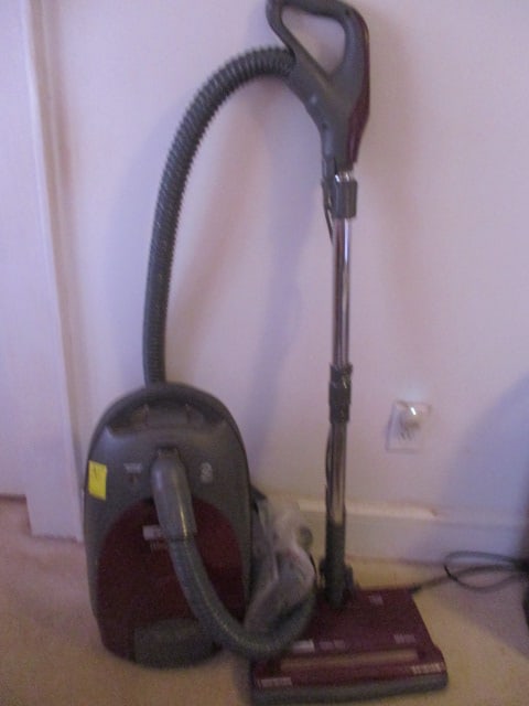 Kenmore Whisper Tone Vaccuum: 120 amps & new Kenmore Junior Mate powers on