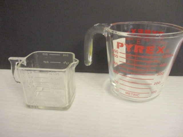 Pyrex Measuring Cup & 1 Square measuring cup (1 of 3)