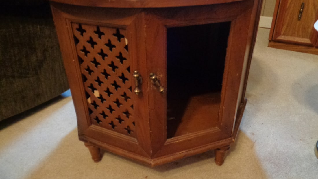 Round Table - Marble Type Top (1 of 2)