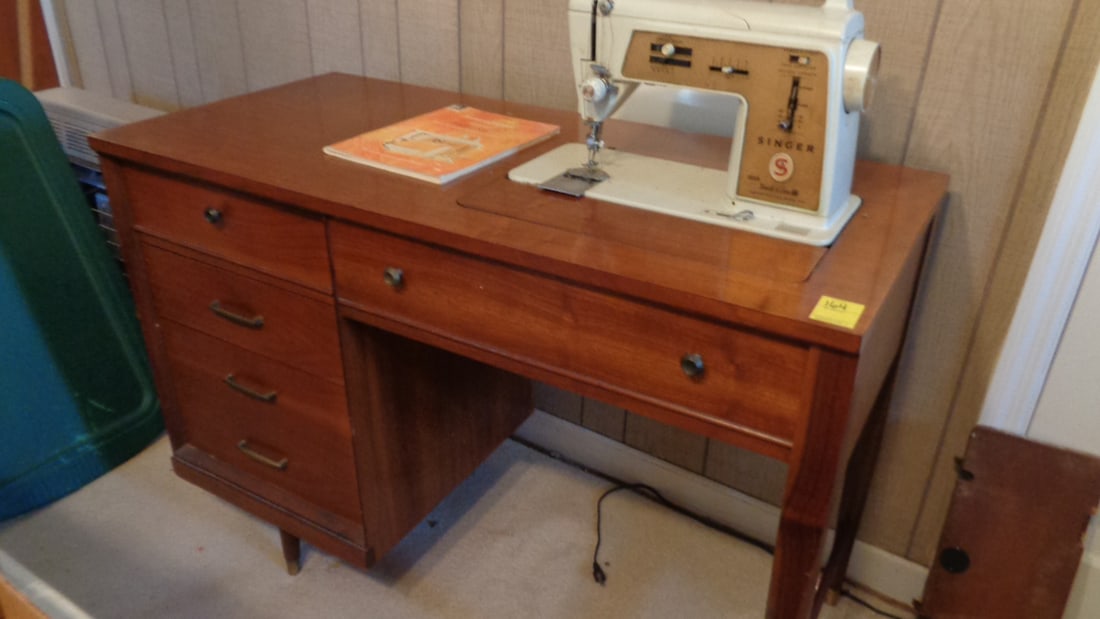 Singer Touch & Sew in Cabinet (1 of 5)