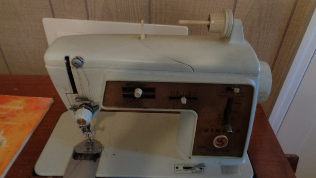 Singer Touch & Sew in Cabinet - 2