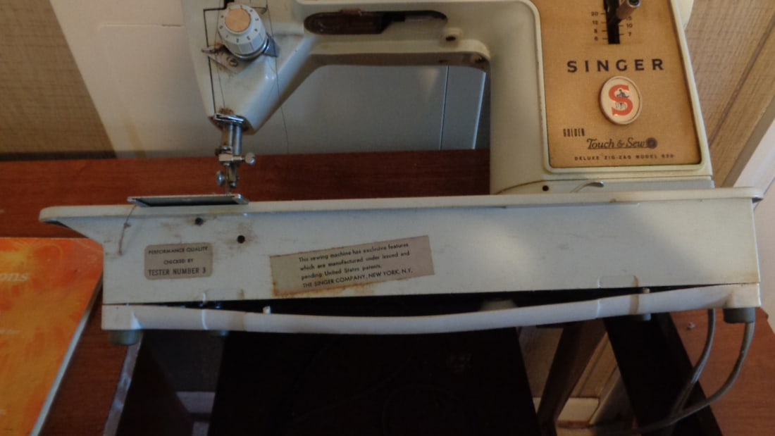 Singer Touch & Sew in Cabinet - 4