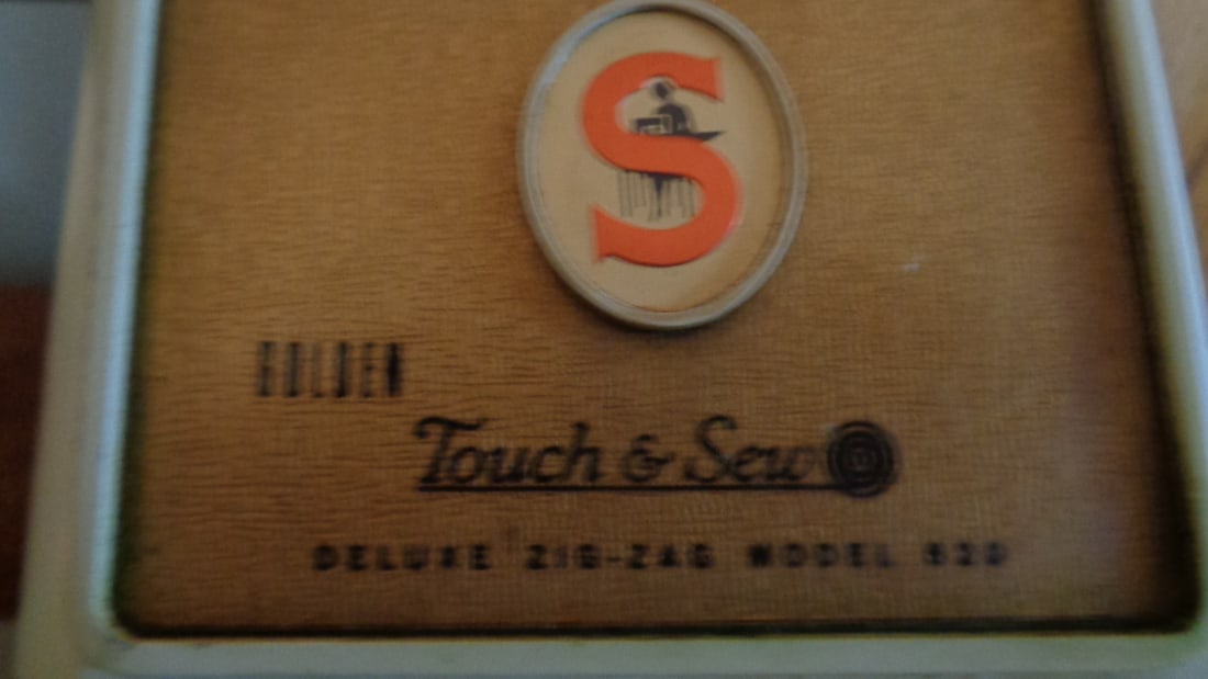 Singer Touch & Sew in Cabinet - 5