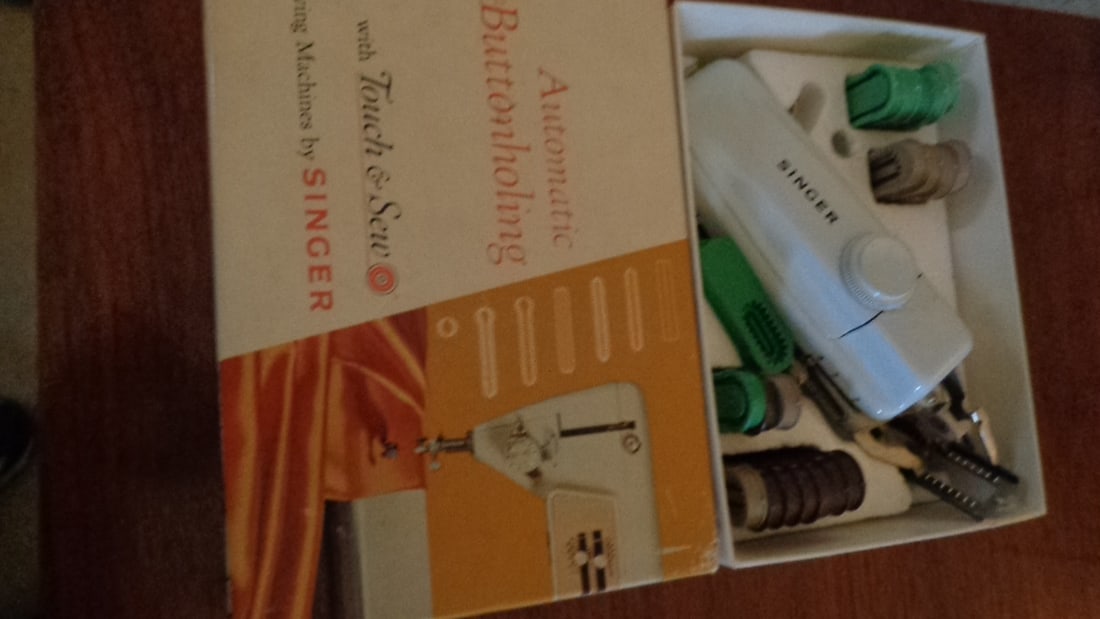 Singer Touch & Sew Button Holer: .
