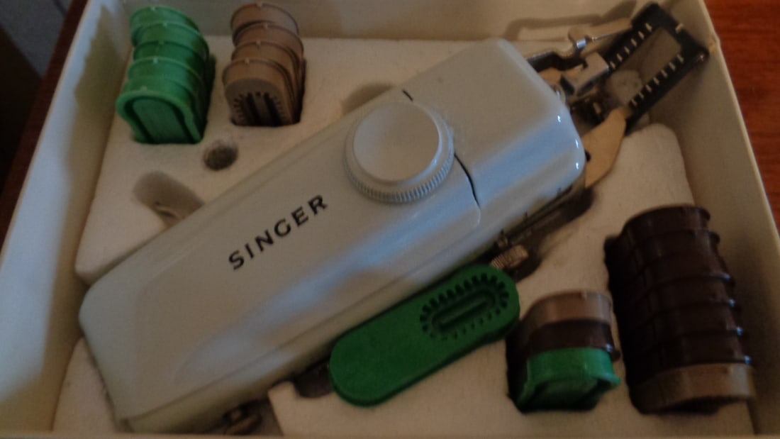 Singer Touch & Sew Button Holer - 2