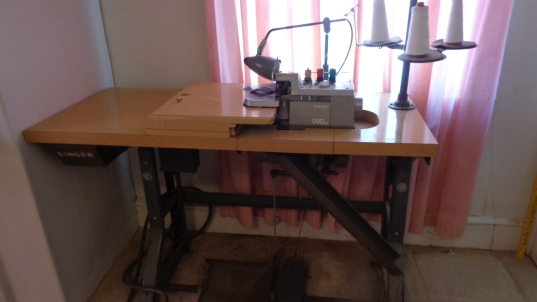 Singer 990E3 Industrial Overlock Serger: Works, Heavy bring help to load