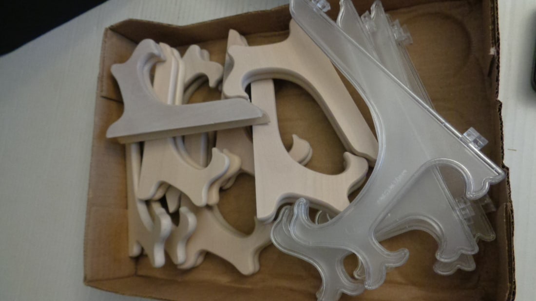 Display Plate with Picture Stands: .