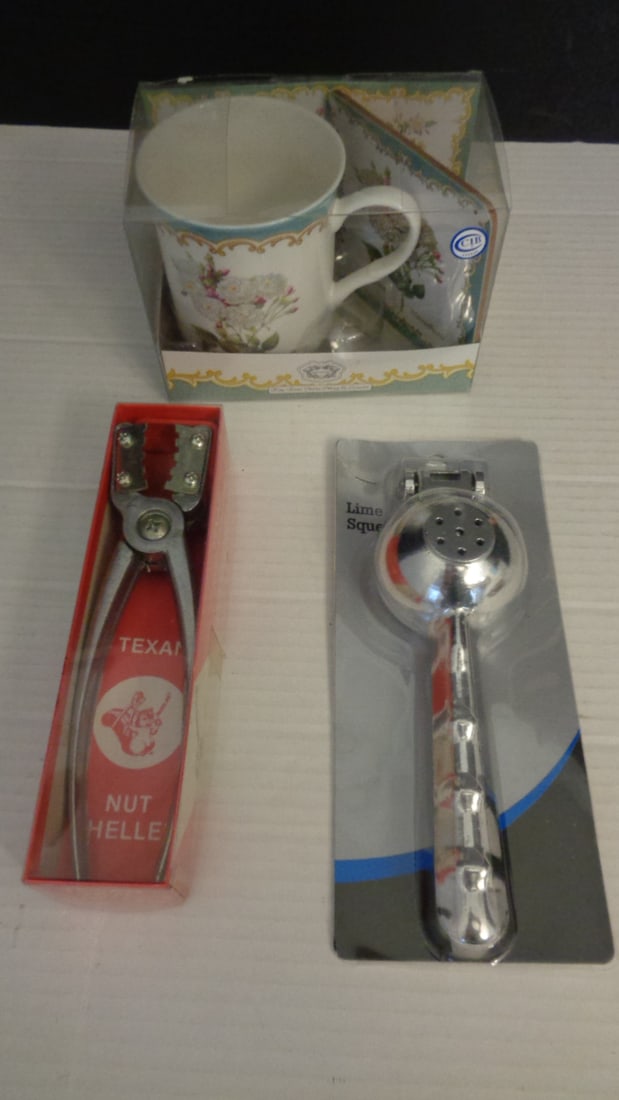 New Mug Set - Nut Sheller & Lime Squeezer: .