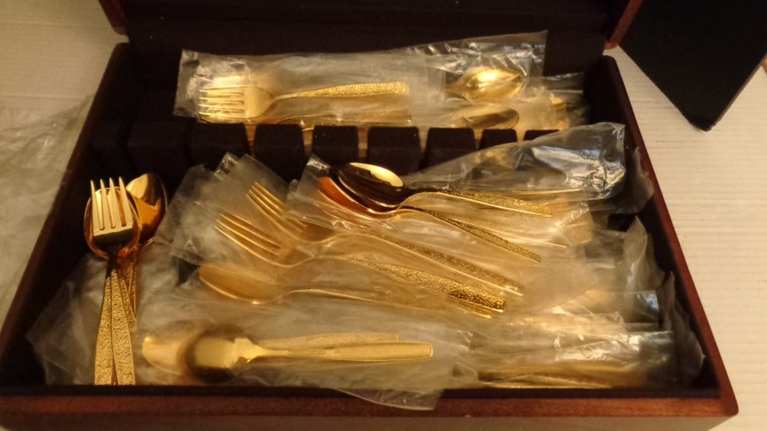 Rogers & Cutlery Co - Service of 4 or more & Chest: .