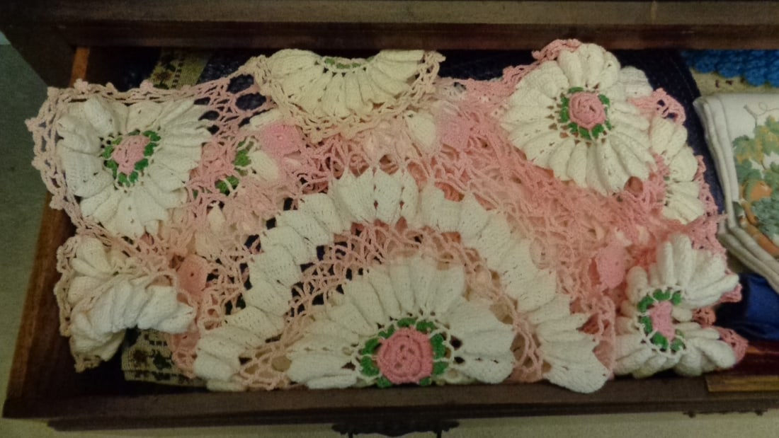 Tablecloths, Placemats, So Much More (Tub Full) (1 of 7)