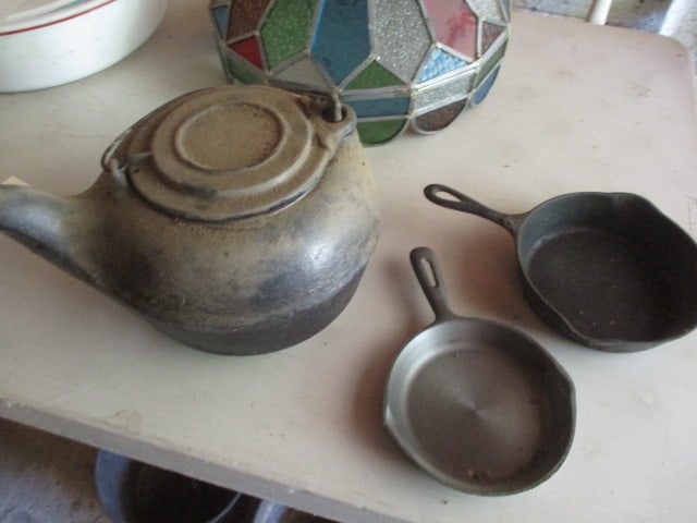 Cast Iron Kettle and 2 Skillets: 6" & 7"