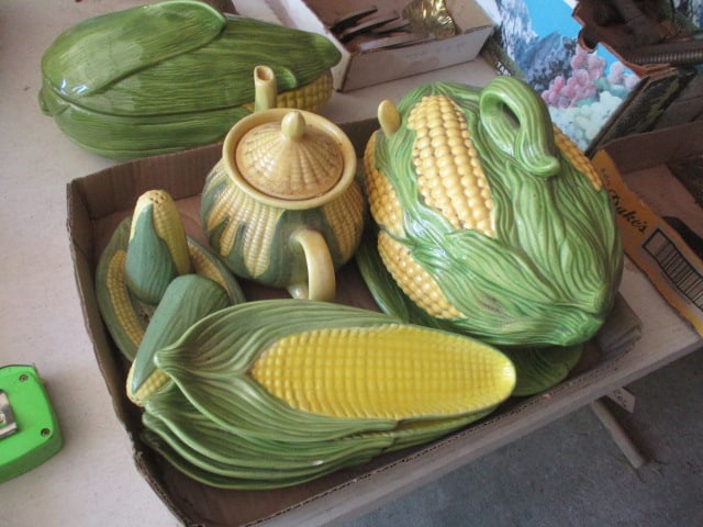 Shawnee Corn Dish, Gravy Boat, Picther and Salt/Pepper Set (1 of 8)