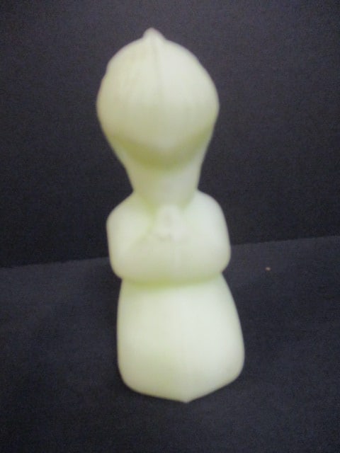 Fenton Yellow Uranium Glass Satin Custard Praying Figurine - 3